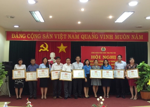 Bà Trần Phạm Túy Vân - Chủ tịch CĐ Viên chức trao Giấy khen cho các tập thể
đã có thành tích xuất sắc trong phong trào thi đua "GVN, ĐVN"  giai đoạn 2010-2020. Ảnh: Ngọc Hân