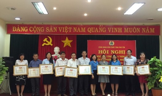 Bà Trần Phạm Túy Vân - Chủ tịch CĐ Viên chức trao Giấy khen cho các tập thể
đã có thành tích xuất sắc trong phong trào thi đua "GVN, ĐVN"  giai đoạn 2010-2020. Ảnh: Ngọc Hân