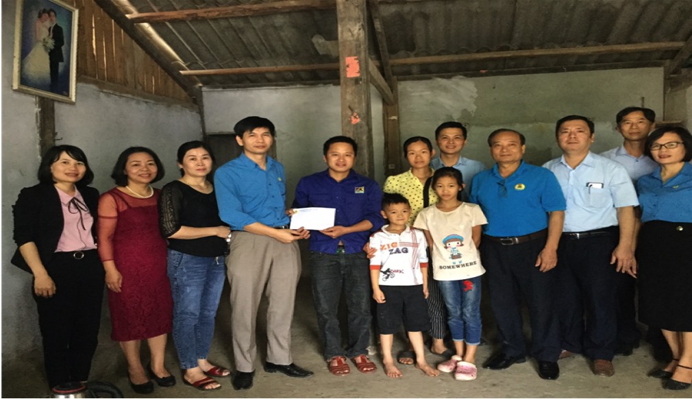 Khối thi đua công đoàn ngành thăm công nhân lao động có hoàn cảnh khó khăn.