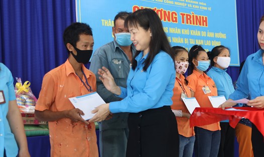 Lãnh đạo LĐLĐ Khánh Hòa trao hỗ trợ cho công nhân khó khăn, giảm việc làm do dịch COVID-19 trong tháng công nhân. Ảnh: Phương Linh