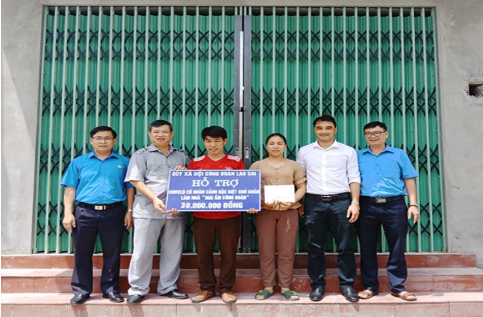 Đồng chí Vũ Đức Chung, Phó Chủ tịch LĐLĐ tỉnh Lào Cai trao tiền hỗ trợ cho đoàn viên Hoàng Cao Thành. Ảnh: Đồng Hồng