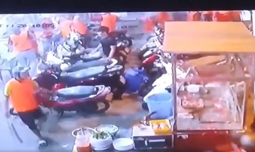Băng nhóm áo cam đập phá quán nhậu ở quận Bình Tân. Ảnh cắt từ clip.