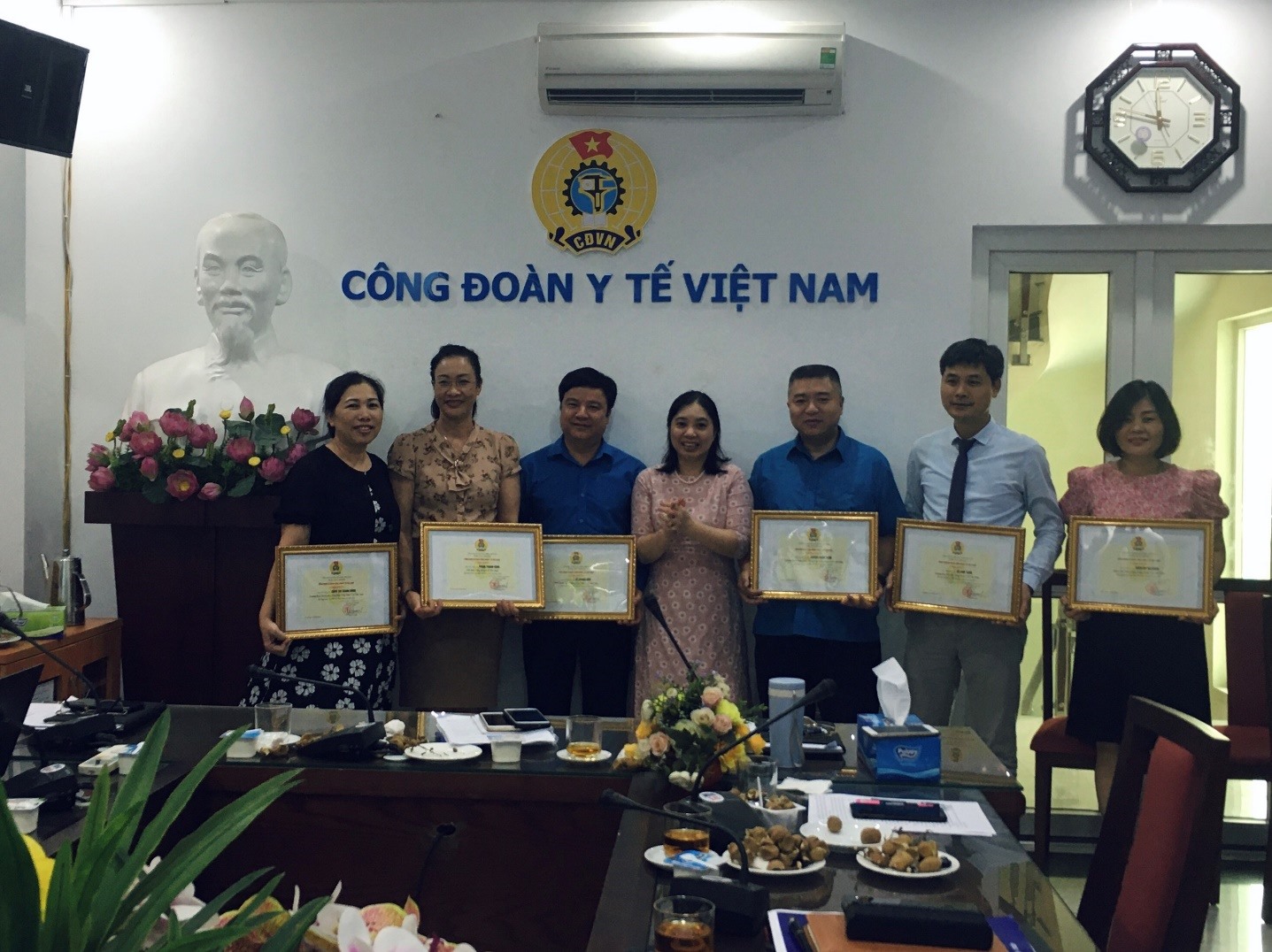 Lãnh đạo Cơ quan Công đoàn Y tế Việt Nam trao Giấy khen cho đại diện gia đình công chức lao động đạt danh hiệu “Gia đình tiêu biểu”. Ảnh: Thu Hiền.