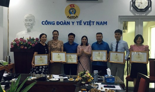 Lãnh đạo Cơ quan Công đoàn Y tế Việt Nam trao Giấy khen cho đại diện gia đình công chức lao động đạt danh hiệu “Gia đình tiêu biểu”. Ảnh: Thu Hiền.
