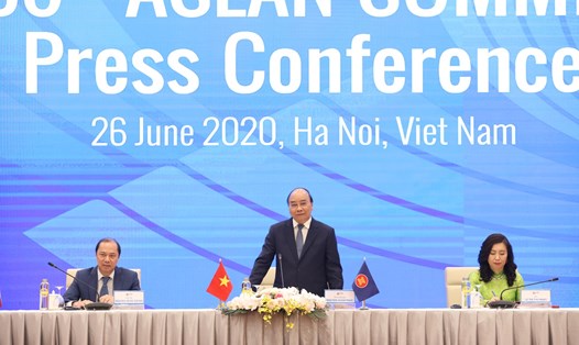 Thủ tướng Nguyễn Xuân Phúc chủ trì họp báo thông tin về kết quả Hội nghị Cấp cao ASEAN 36 tối 26.6. Ảnh: Bộ Ngoại giao.