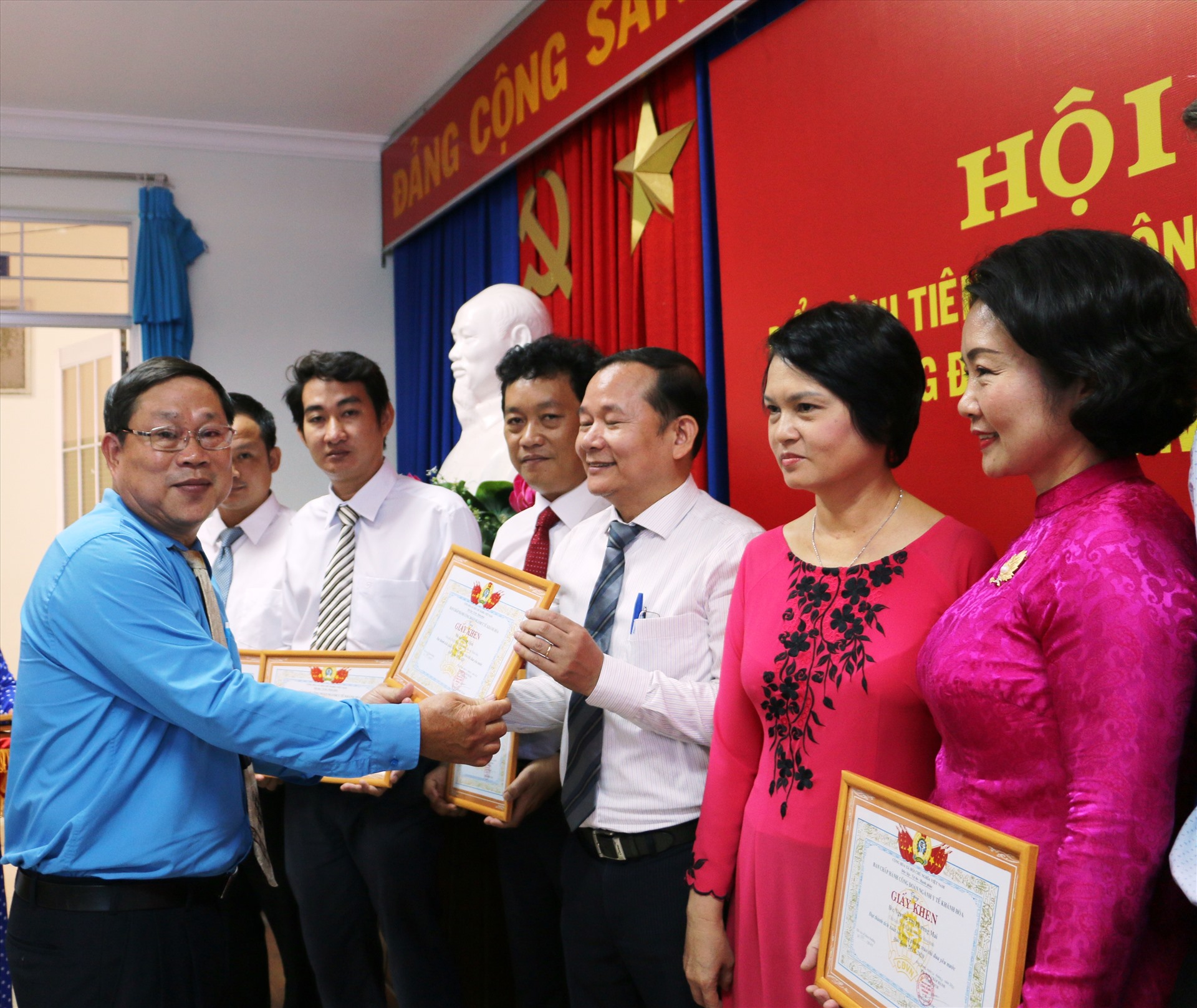 Đồng chí Nguyễn Quốc Tuấn - Chủ tịch Công đoàn ngành Y tế Khánh Hòa biểu dương các cá nhân tiêu biểu giai đoạn 2015 - 2020
