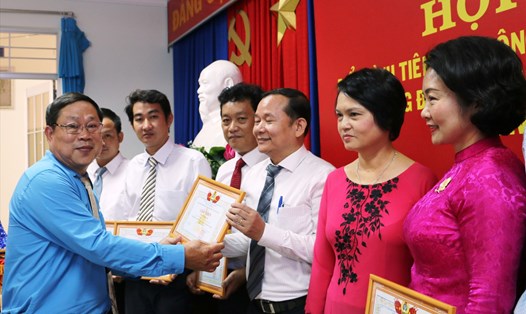 Đồng chí Nguyễn Quốc Tuấn - Chủ tịch Công đoàn ngành Y tế Khánh Hòa biểu dương các cá nhân tiêu biểu giai đoạn 2015 - 2020