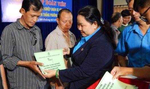 Bà Lê Kim Thúy, Phó Chủ tịch LĐLĐ TPHCM tặng bảo hiểm tai nạn con người cho các đoàn viên nghiệp đoàn. Ảnh Đức Long