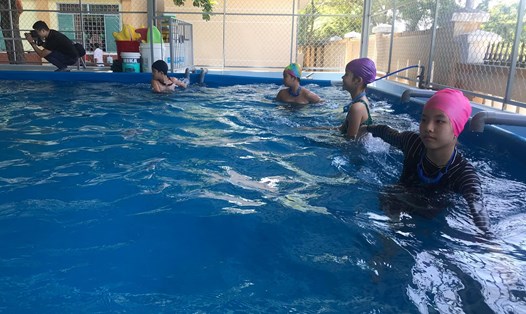 Trao tặng bể bơi gần 800 triệu cho trẻ em Đà Nẵng. Ảnh: Nguyễn Lan