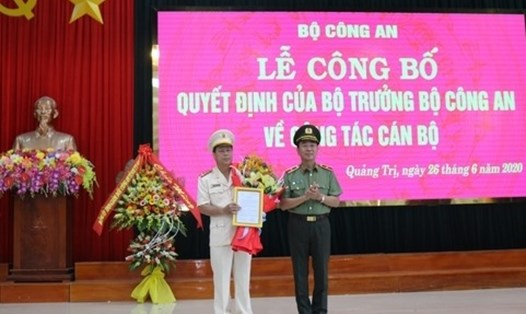 Tân Giám đốc Công an tỉnh Quảng Trị (trái) nhận quyết định từ Thứ trưởng Bộ Công an. Ảnh: VGP.