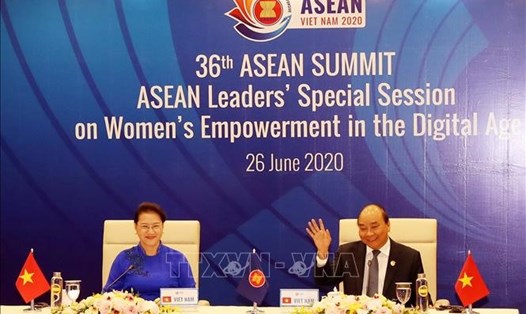 Thủ tướng Nguyễn Xuân Phúc, Chủ tịch ASEAN 2020 và Chủ tịch Quốc hội Nguyễn Thị Kim Ngân, Chủ tịch AIPA 41 dự Phiên họp đặc biệt của các nhà Lãnh đạo ASEAN tại Hội nghị Cấp cao ASEAN 36 về tăng quyền năng phụ nữ trong thời đại số. Ảnh: TTXVN