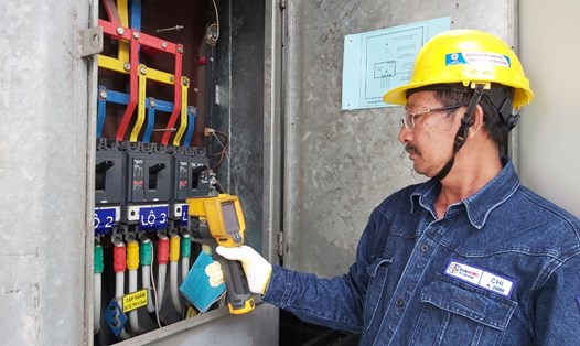 Ông Nguyễn Hoàng Chi đang kiểm tra kỹ thuật một tủ đóng cắt điện trung thế. 
Ảnh: Nam Dương