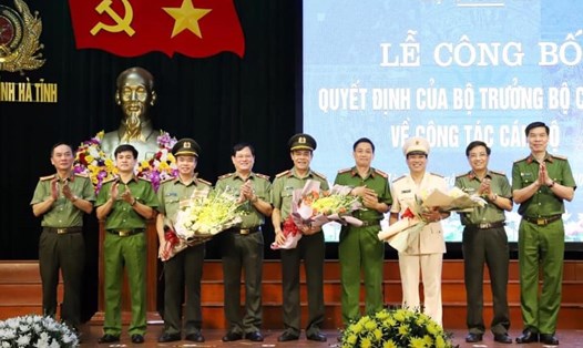 Lãnh đạo Công an tỉnh Nghệ An chúc mừng Đại tá Võ Trọng Hải và Đại tá Lê Khắc Thuyết.