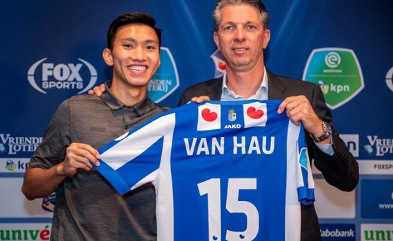 Giám đốc kỹ thuật Gerry Hamstra (phải) của SC Heerenveen đã tiết lộ phần nào về ý định giữ chân Văn Hậu. Ảnh: SC Heerenveen.