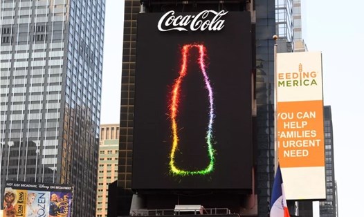 Coca-Cola sẽ tạm dừng quảng cáo có trả tiền trên tất cả các nền tảng mạng xã hội trên toàn cầu trong ít nhất 30 ngày. Ảnh: Getty.