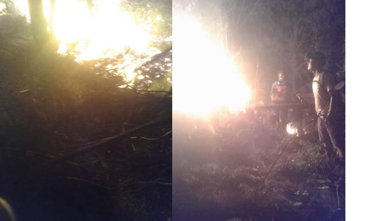 Lực lượng chức năng chữa cháy rừng ở xã Thượng Lộc tối 26.6. Ảnh: AD.