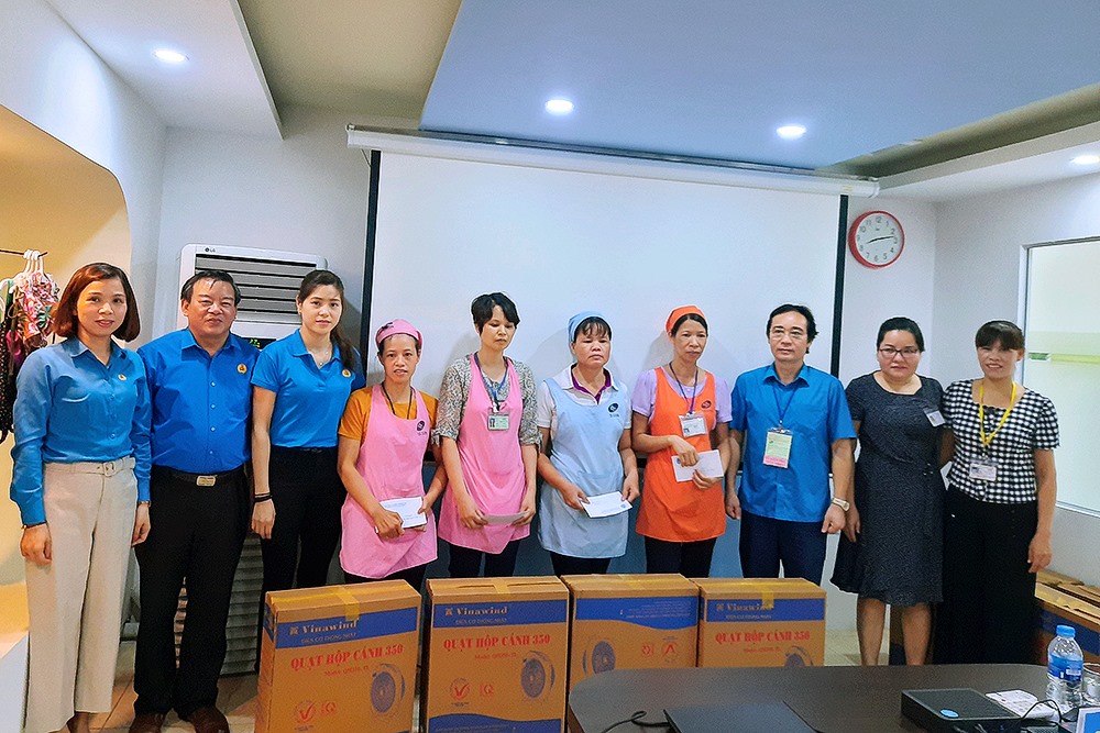 Đồng chí Nguyễn Ngọc Hướng – Phó Chủ tịch LĐLĐ tỉnh; Lãnh đạo Ban Nữ công; Công đoàn các khu Công nghiệp tặng quà cho công nhân lao động. Ảnh: Mai Hà.