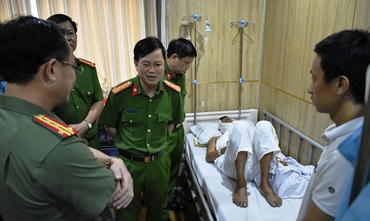 Đại diện lãnh đạo Công an tỉnh Ninh Bình thăm hỏi và động viên thượng úy Ngọc đang điều trị tại Bệnh viện Việt Đức. Ảnh: NT