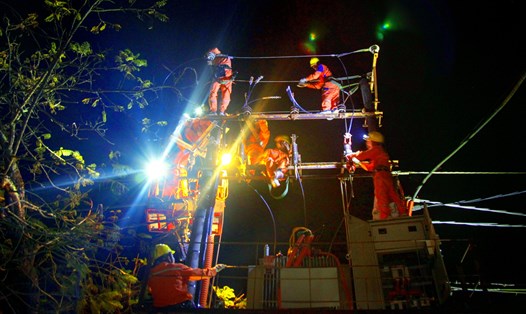 Công nhân điện lực thành phố Điện Biên phủ sửa chữa trạm biến áp, đảm bảo lưới điện thành phố. Ảnh: Anh Tuấn