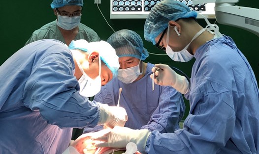 Bệnh viện Đà Nẵng vừa phẫu thuật thành công cho bệnh nhi 6 tháng tuổi bị hẹp hộp sọ hiếm gặp. Ảnh: BVĐN