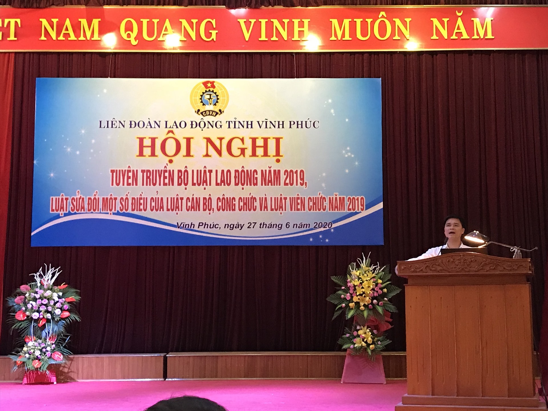 Đồng chí Ngọ Duy Hiểu – Đại biểu Quốc hội, Phó Chủ tịch Tổng Liên đoàn Lao động Việt Nam - truyền đạt các nội dung tại hội nghị. Ảnh: Quế Chi
