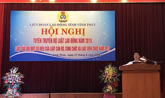 Đồng chí Ngọ Duy Hiểu – Đại biểu Quốc hội, Phó Chủ tịch Tổng Liên đoàn Lao động Việt Nam - truyền đạt các nội dung tại hội nghị. Ảnh: Quế Chi