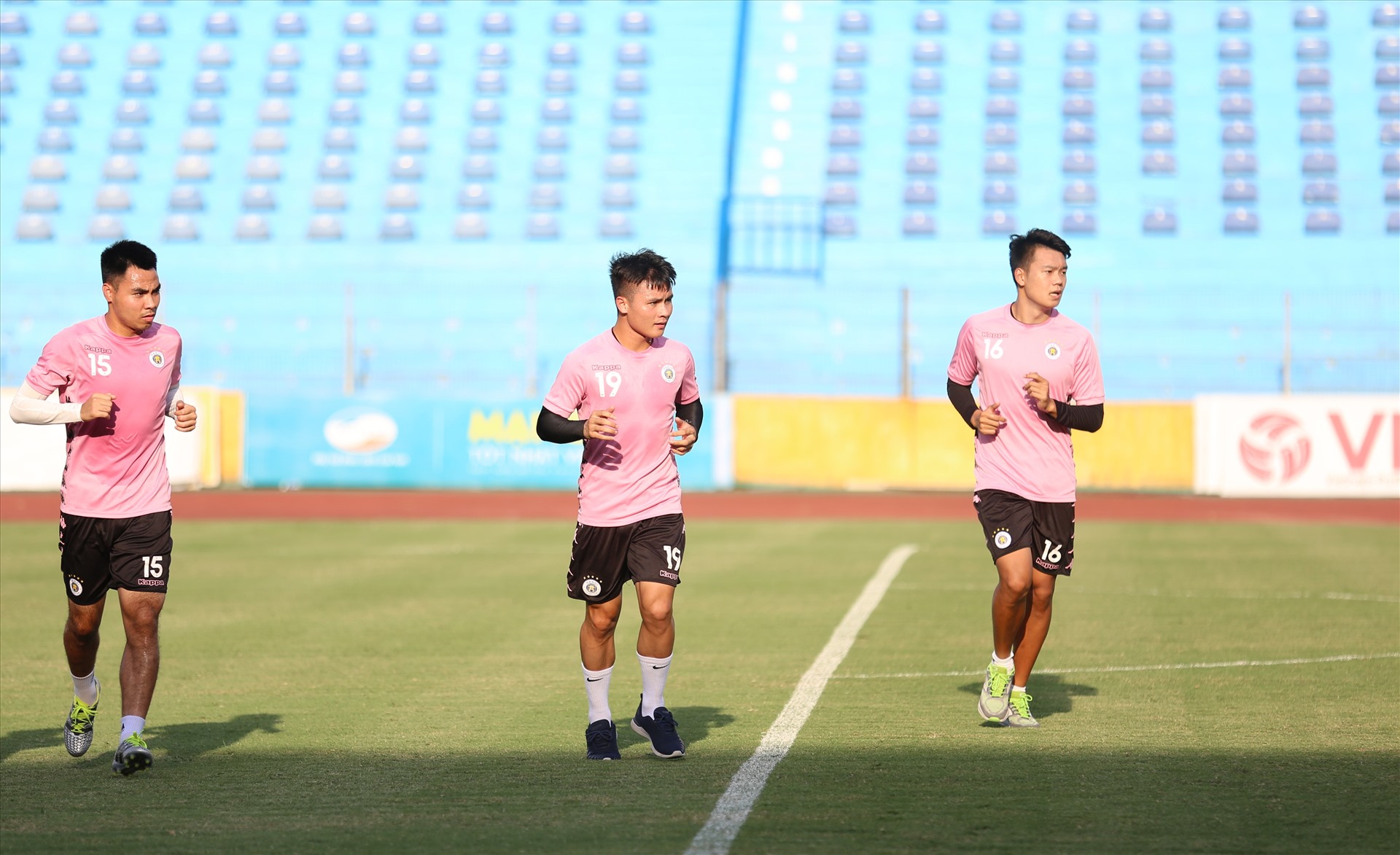 Quang Hải tập riêng cùng Đức Huy và Thành Chung trước cuộc tiếp đón Sài Gòn. Ảnh: Đông Đông