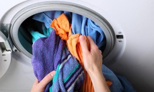 Không nên nhồi quá nhiều quần áo vào máy mỗi lần giặt. Ảnh nguồn: AFP.