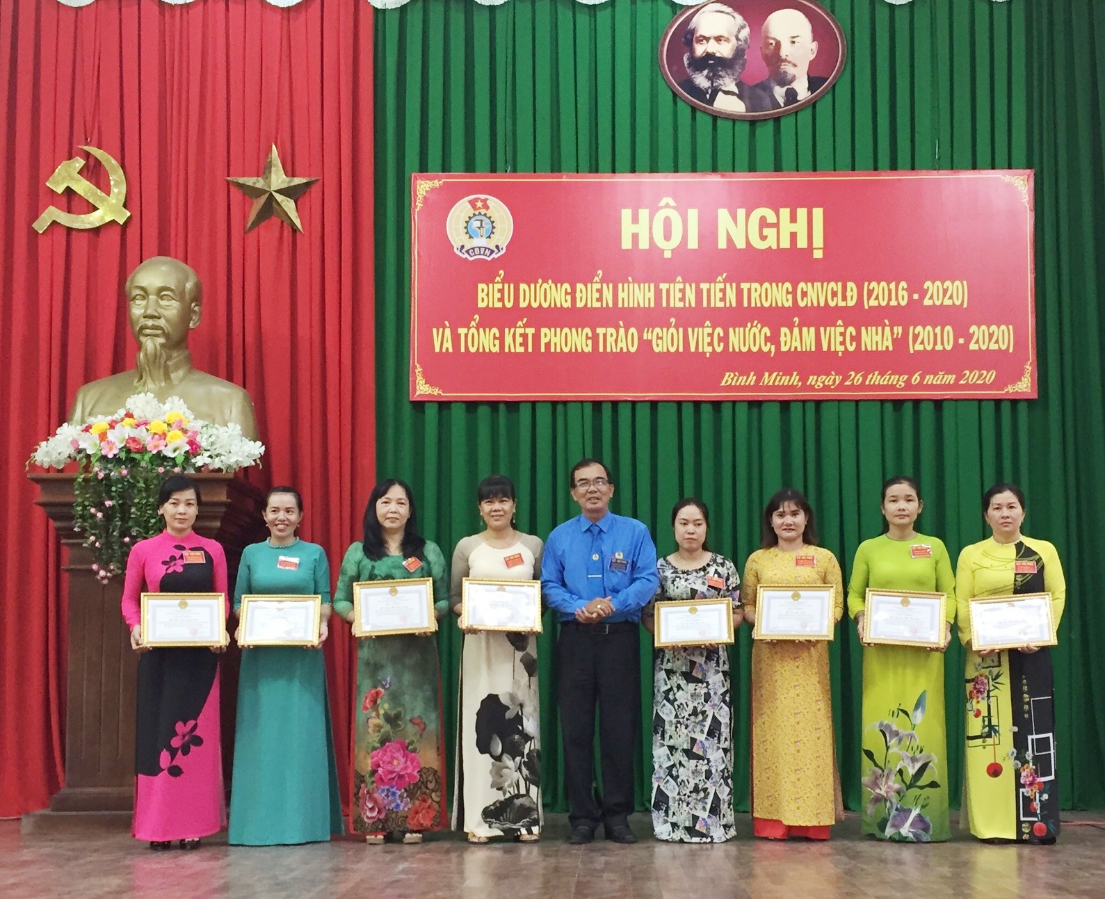 Đồng chí Phan Văn Thành - Phó Chủ tịch Liên đoàn Lao động tỉnh Vĩnh Long - tặng giấy khen UBND thị xã cho các tập thể, cá nhân xuất sắc. Ảnh: Thanh Thủy