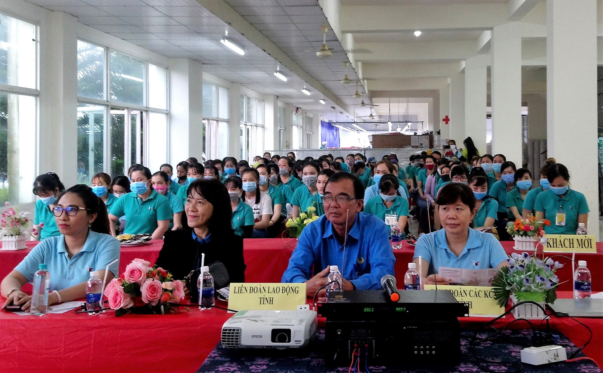 Tuyên truyền bộ quy tắc ứng xử cho CNLĐ tại Công ty BoHSing. Ảnh: Thanh Thủy