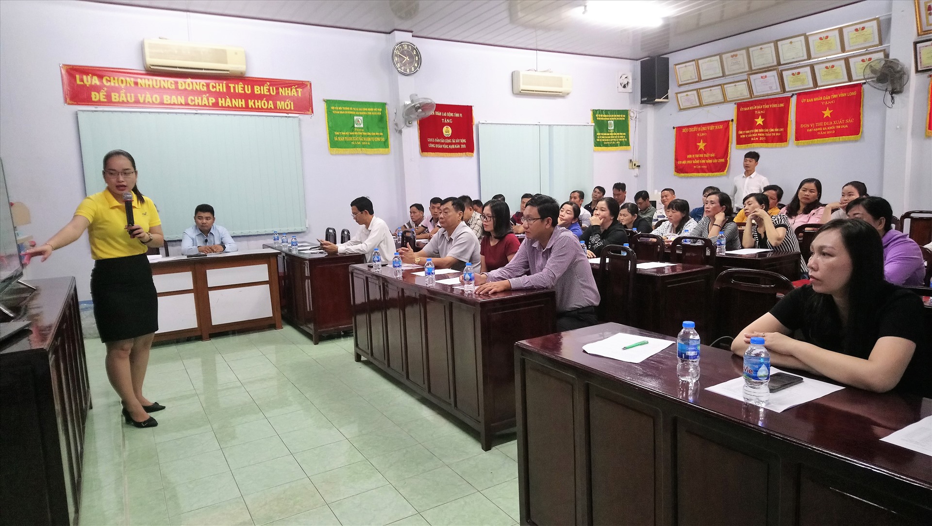 Tuyên truyền về chính sách bảo hiểm xã hội tự nguyện cho công nhân lao động. Ảnh: Thanh Thủy