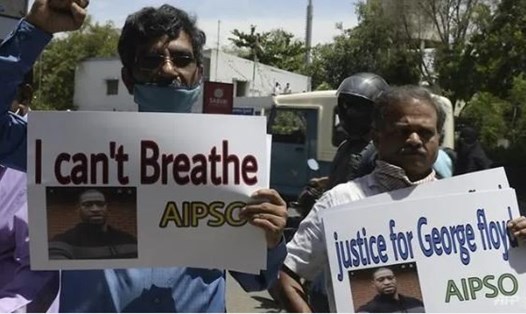 Các thành viên Tổ chức Hòa bình và Đoàn kết toàn Ấn Độ (AIPSO) tham gia biểu tình hòa bình hưởng ứng phong trào George Floyd trước Tổng lãnh sự quán Mỹ. Ảnh: AFP