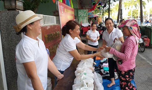 Điểm trao tặng suất ăn, quần áo miễn phí cho người lao động nghèo tại Đà Nẵng. Ảnh: Thuỳ Trang