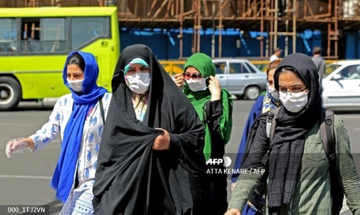 Phụ nữ Iran đeo khẩu trang tại thủ đô Tehran ngày 16.6. Ảnh: AFP