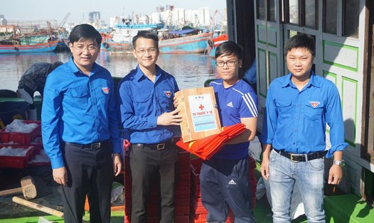 Thanh niên Đà Nẵng tặng cờ và tủ thuốc y tế cho ngư dân Ảnh: Văn Tân