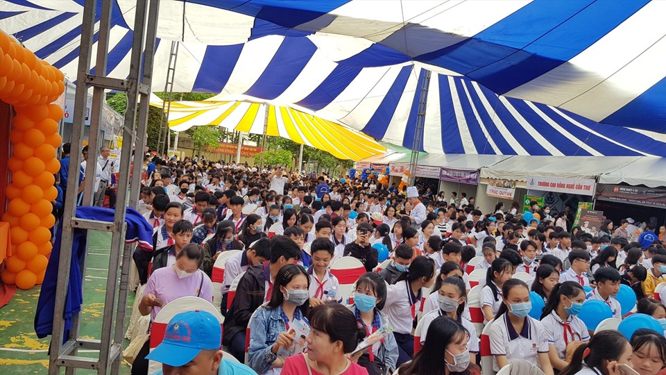 Đông đảo thanh niên, học sinh, sinh viên đến tham dự Ngày hội Đông đảo thanh niên, học sinh, sinh viên đến tham dự Ngày hội