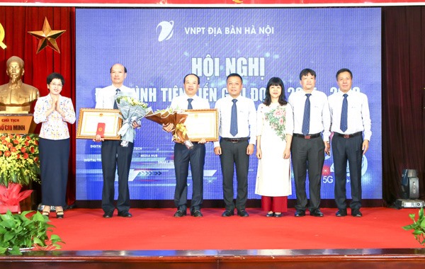 Trao Huân chương lao động hạng Nhì cho Tập thể TTKD VNPT Hà Nội và ông Lương Cao Chí – Trưởng đại diện VNPT địa bàn Hà Nội. Ảnh: CĐ VNPT