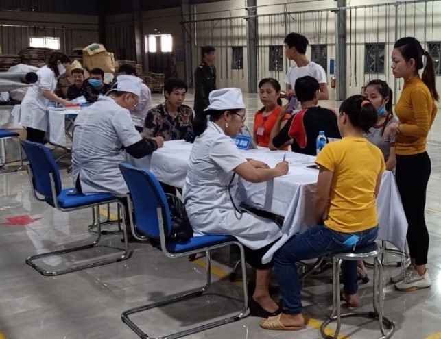 Các bác sĩ tư vấn và khám sức khỏe cho công nhân trong công ty. Ảnh: Hoàng Yên.
