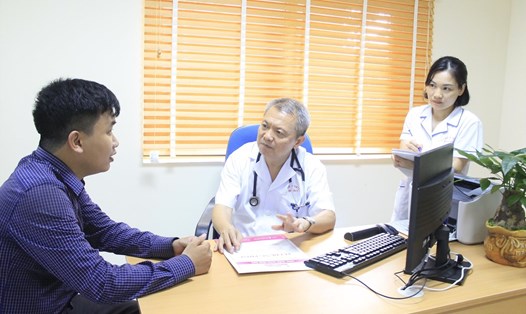 GS Lê Ngọc Thành khám cho bệnh nhân. Ảnh: BVCC
