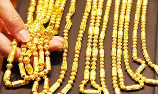Giá vàng thế giới hiện giao dịch ở mức cao nhất trong 7 năm qua, dao động khoảng 1.771 USD/ounce. Ảnh: AFP