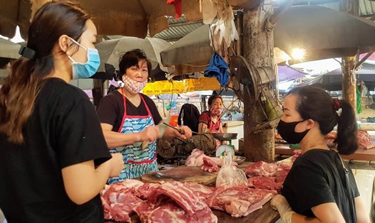 Mặc dù giá lợn hơi giảm nhưng giá thịt lợn bán lẻ tại các chợ dân sinh bình quân tháng 6.2020 tăng 3,36% so với tháng trước làm CPI chung tăng 0,14%. Ảnh: Khánh Vũ