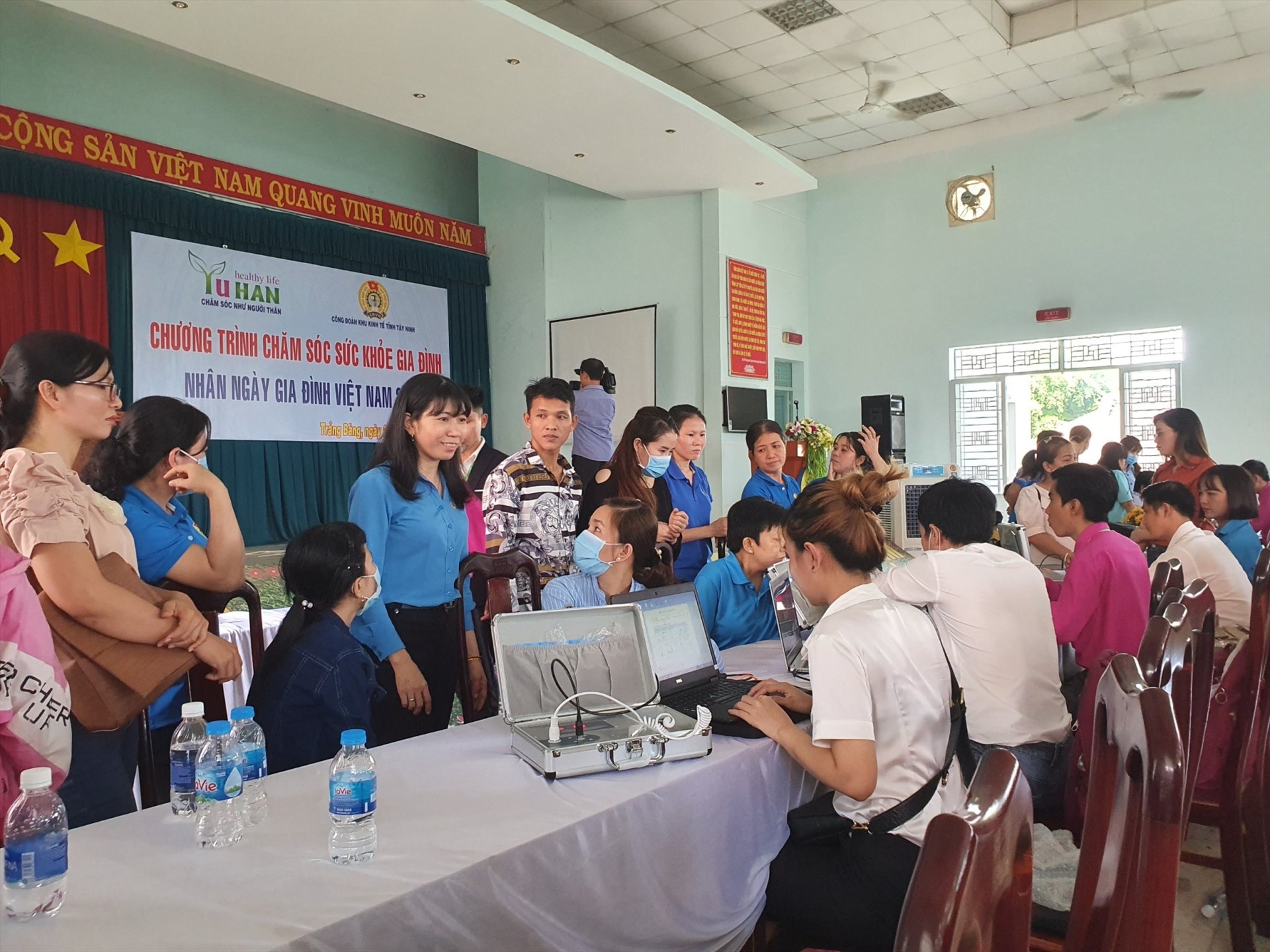 Công nhân và cán bộ công đoàn tham gia chương trình chăm sóc sức khỏe gia đình - Ảnh LĐLĐ Tây Ninh