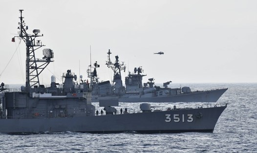 Chiến hạm Ấn Độ - Nhật Bản diễn tập hôm 27.6. Ảnh: JMSDF