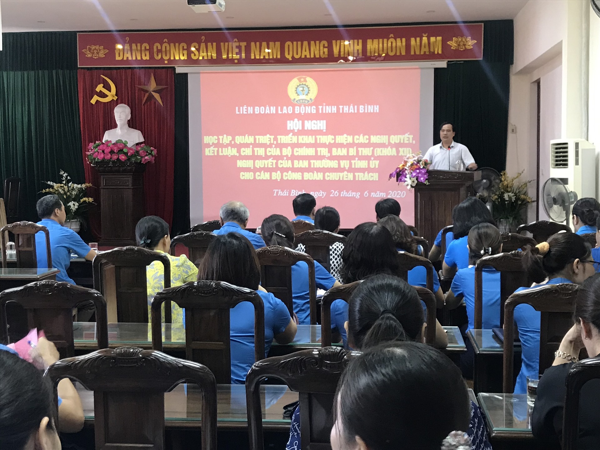 Đồng chí Đào Đình Hùng - Trưởng phòng Thông tin tổng hợp Ban Tuyên giáo Tỉnh ủy truyền đạt các nội dung tại hội nghị. Ảnh: B.Mạnh