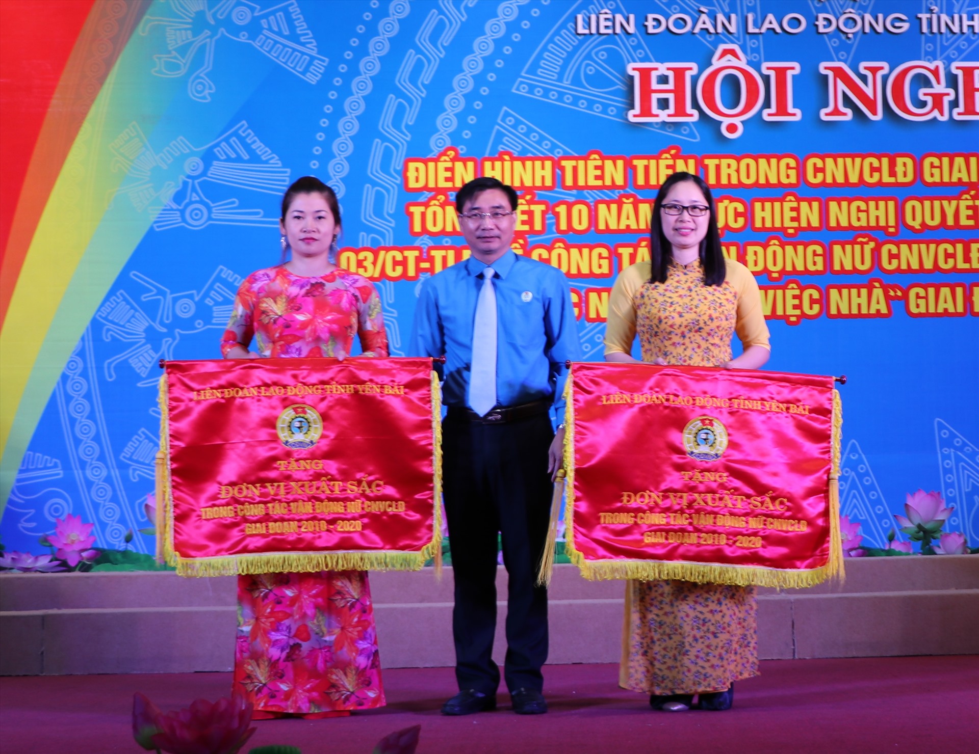Đồng chí Nguyễn Chương Phát, Chủ tịch LĐLĐ tỉnh Yên Bái trao Bằng khen cho các điển hình tiên tiến. Ảnh: Xuân Quỳnh