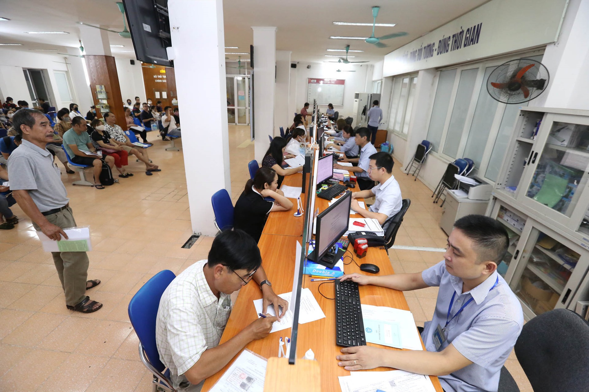 Người lao động đến làm thủ tục hưởng bảo hiểm thất nghiệp. Ảnh Anh Thư