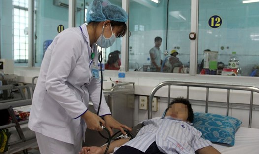 Một bệnh nhi điều trị bệnh sốt xuất huyết tại Bệnh viện Đa khoa tỉnh Bình Định. Ảnh: M.T