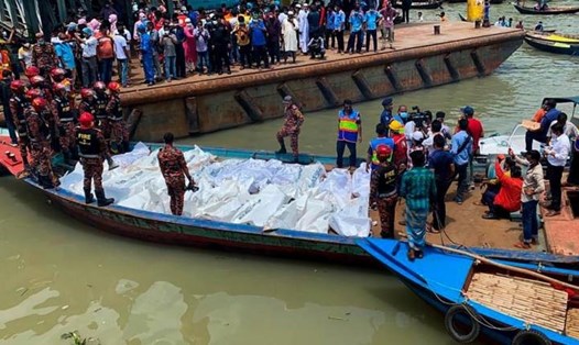 Thi thể của ít nhất 23 nạn nhân trong vụ lật phà ở Bangladesh đã được các nhân viên cứu hộ tìm thấy hôm 29.6. Ảnh: AFP.