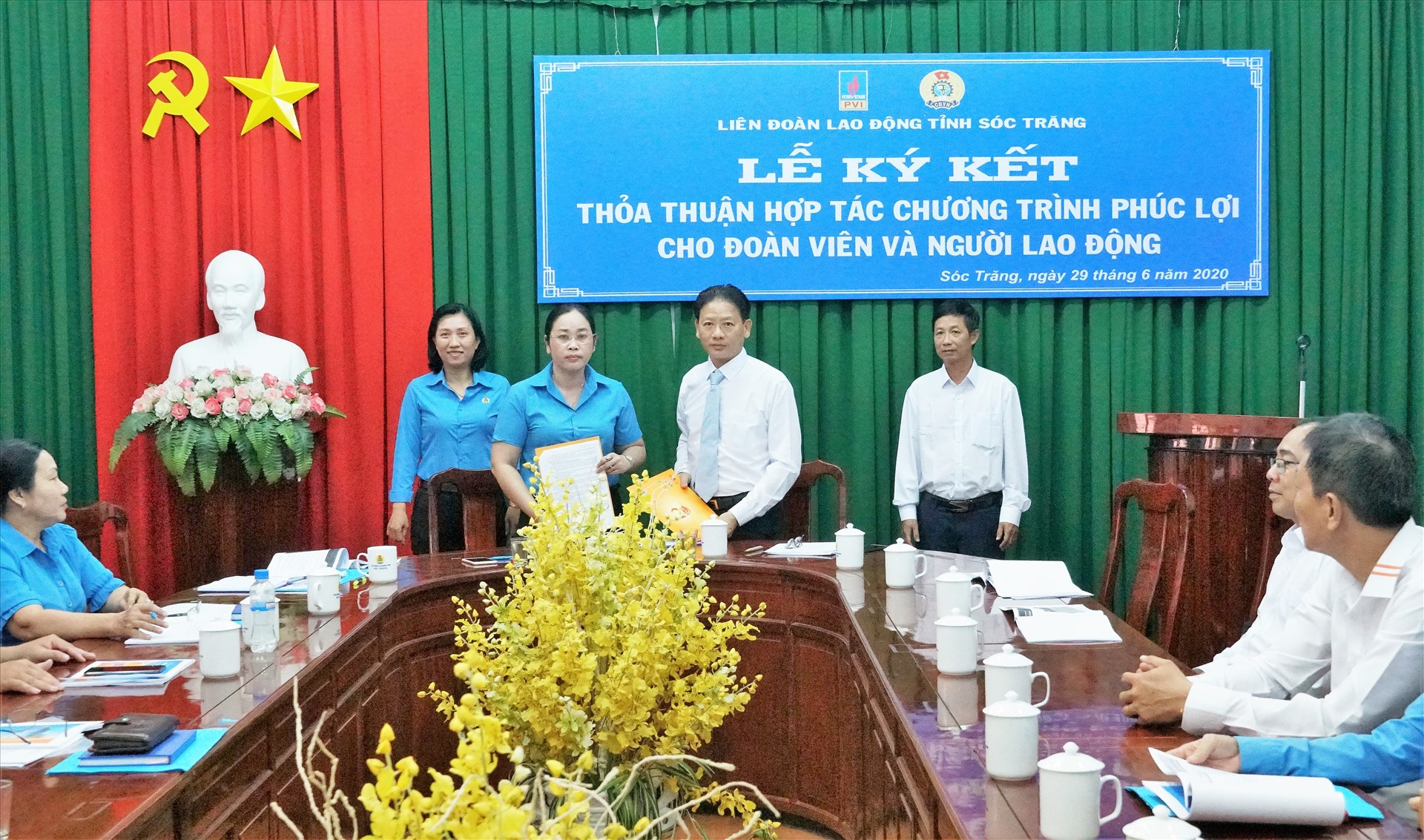 Lãnh đạo LĐLĐ tỉnh Sóc Trăng và Công ty PVI ký kết thỏa thuận hợp tác. Ảnh: Trường Khoa