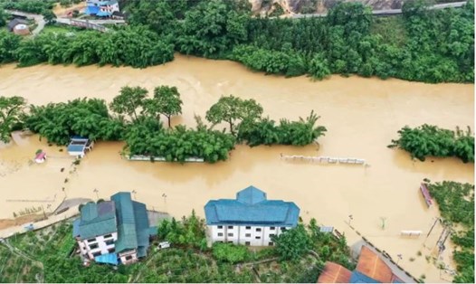 Những cánh đồng và những tòa nhà ngập nước sau cơn mưa lớn do lũ lụt ở Quảng Tây. Ảnh: AFP